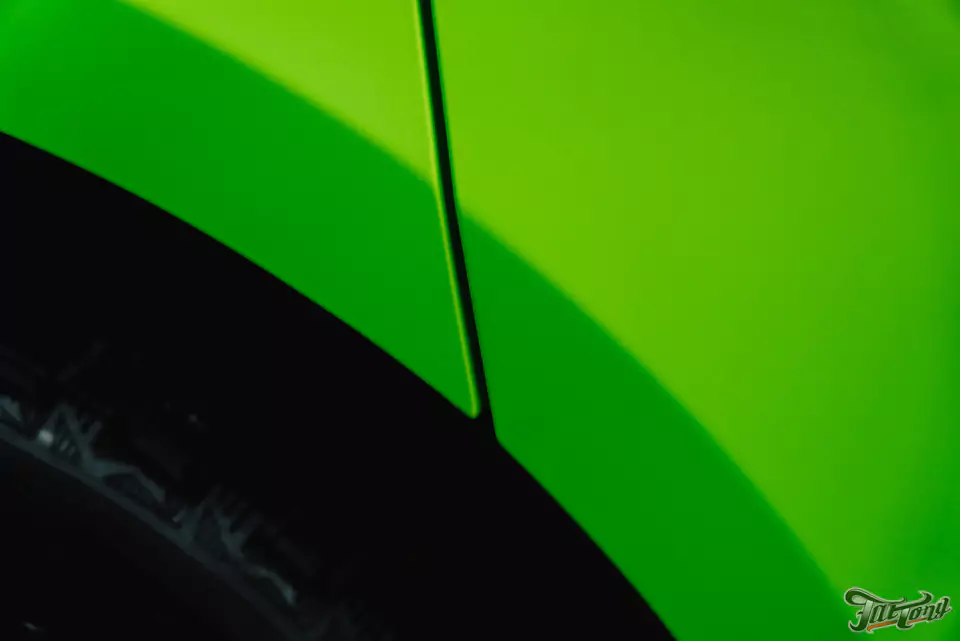 Оклеили Porsche Macan ярко-салатовым винилом и забронировали матовым полиуретаном, окрасили диски в черный глянец, установили ремни безопасности в цвет пленки (напечатали цвет!)